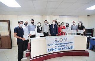 Gençlik Meclisinde sertifikalar Başkan Osman Zolan’dan