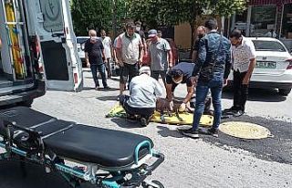Geri geri gelen otomobile çarpan elektrikli bisiklet...