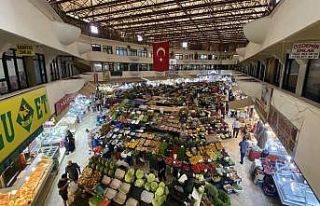 Gıda dolabına giren gence esnaf tepkili