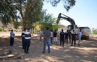Gölbaşı Gölü çevresindeki metruk binalar yıkılıyor