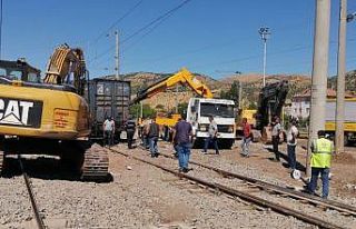 Gölbaşı’nda yük vagonu raydan çıktı