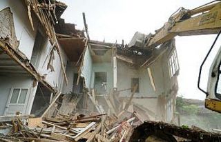 Gölcük’te hasarlı binalar yıkılıyor
