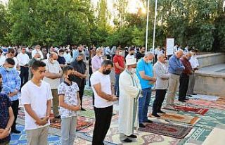 Güder, bayram namazını Battalgazililerle birlikte...