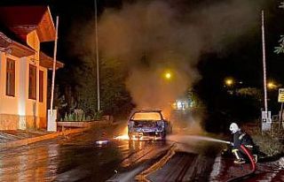 Gümüşhane’de park halindeki otomobil cayır cayır...