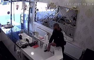 Güpegündüz gerçekleşen hırsızlık kameralara...