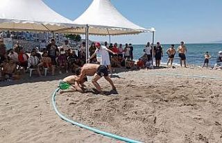 Güreşçiler plajda hünerlerini sergiledi