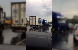 Habiplerde yağmurdan dolayı kayganlaşan yolda tır...