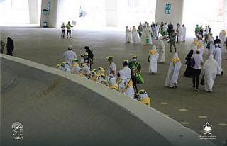 Hacılar, bayramın ikinci günü de şeytan taşlamaya...