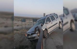 Hafif ticari araç bariyerlere saplandı: 1 yaralı