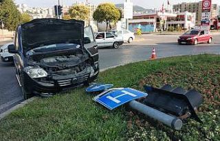 Hafif ticari araç direğe çarptı, 9 yaşındaki...