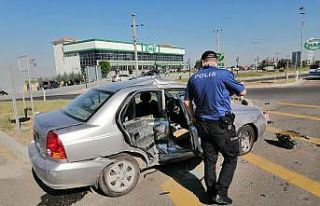 Hafif ticari araçla otomobil çarpıştı: 7 yaralı