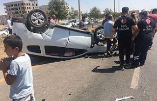Hafif ticari araçla otomobil çarpıştı: 9 yaralı