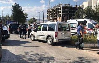 Hafif ticari araçlar çarpıştı: 1 yaralı