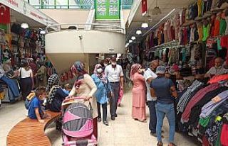 Halk çarşısında kalabalık çok, ancak satış...