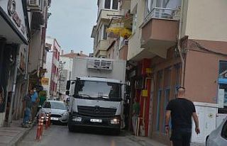 Hatalı park yüzünden yolda ilerleyemeyen kamyon...