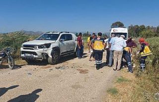 Hatay’da kamyonet ile motosiklet çarpıştı: 2...