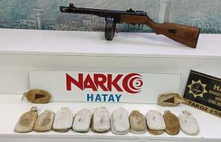 Hatay’da Thompson silah ve 3 kilo esrar ele geçirildi