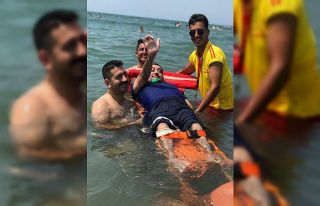 Hayatında ilk kez denize girmenin mutluluğunu yaşadı