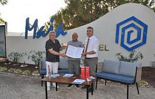 Hayırsever iş adamı Çeşme’deki öğretmenlere...