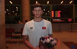 Hem yüzmede hem okulda şampiyon