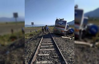 Hemzemin geçitte yük treni ile süt tankeri çarpıştı:...