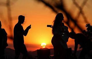 Her gün binlerce kişi günbatımını izlemek için...