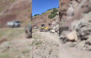 Heyelan köy yolunu kapattı, ekipler seferber oldu