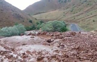 Heyelan nedeniyle kapanan yol ekiplerin çalışmasıyla...