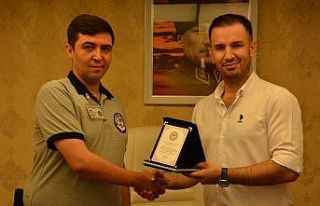 Hırsızlık girişimini önleyen güvenlik görevlisi...