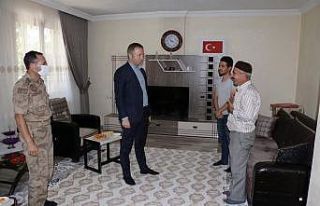 Hizan Kaymakamı Muhammed İkbal Yelek, şehit ailesini...