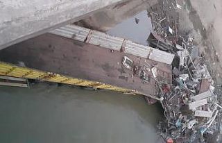 Hurda yüklü çekici köprüden düştü