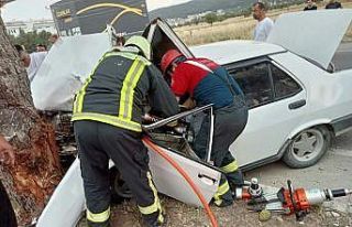 Hurdaya dönen otomobilde sıkışan sürücü ve...