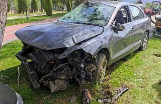Hurdaya dönen otomobilden yara almadan çıktı