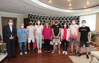 Hürriyet, şampiyon yüzücüleri ağırladı