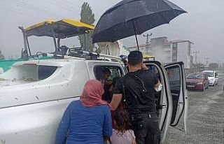 Iğdır’da dolu yağışı kenti beyaza bürüdü