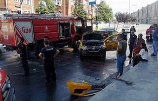 İhbara giden itfaiye aracı taksi ile çarpıştı:...