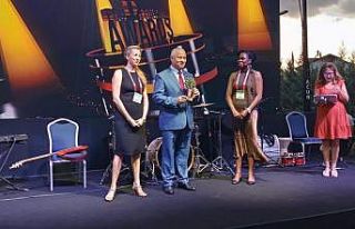 Ihlamur Terasın ödülünü Başkan Çaylı aldı