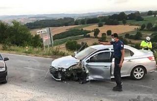İki araç kafa kafaya çarpıştı: 4 yaralı