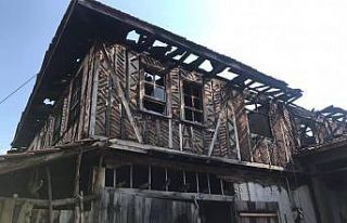 İki katlı ahşap ev çıkan yangında kullanılamaz...