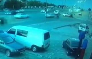 İki motosikletlinin otomobile çarpması kamerada