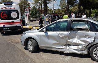 İki otomobil çarpıştı: 1 yaralı