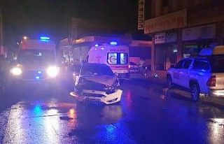 İki otomobil çarpıştı 3 kişi yaralandı