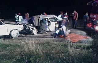 İki otomobil kafa kafaya çarpıştı: 1 ölü, 4...