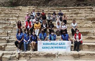 İlk kez antik tiyatroya gelen öğrenciler hayran...