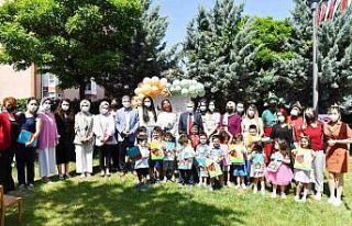 İlk öğrenciler karne ve diplomalarını aldı