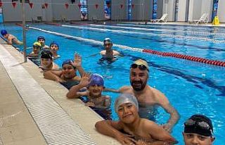 İlk yüzme dersi Başkan Çetin’den
