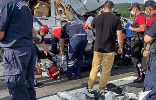 İngiliz plakalı minibüs sulama tankerine çarptı:...