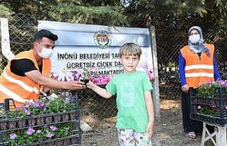 İnönü Belediyesi mezarlıklarda çiçek dağıttı