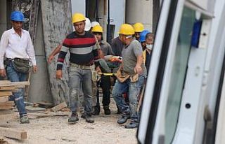 İnşaat işçisi 5 metre yükseklikten düşerek...