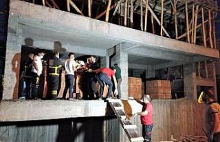 İnşaatın asansör boşluğuna düşen bekçi hayatını...